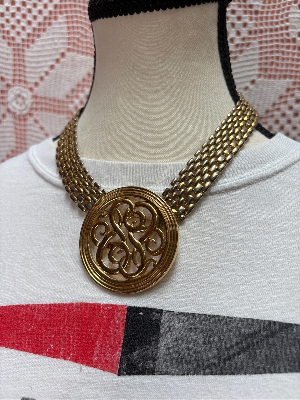 Vintage Gold-Tone Necklace with Detachable Brooch Medallion